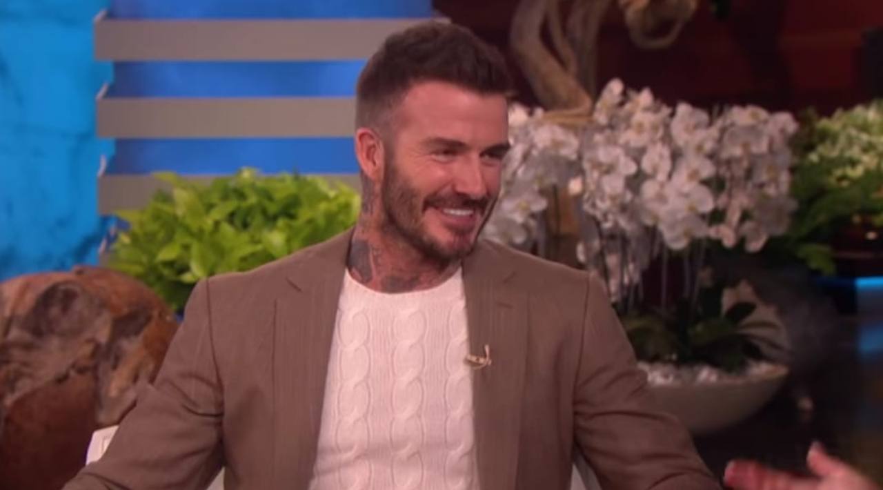 David Beckham fa l'albero di Natale calciando un pallone