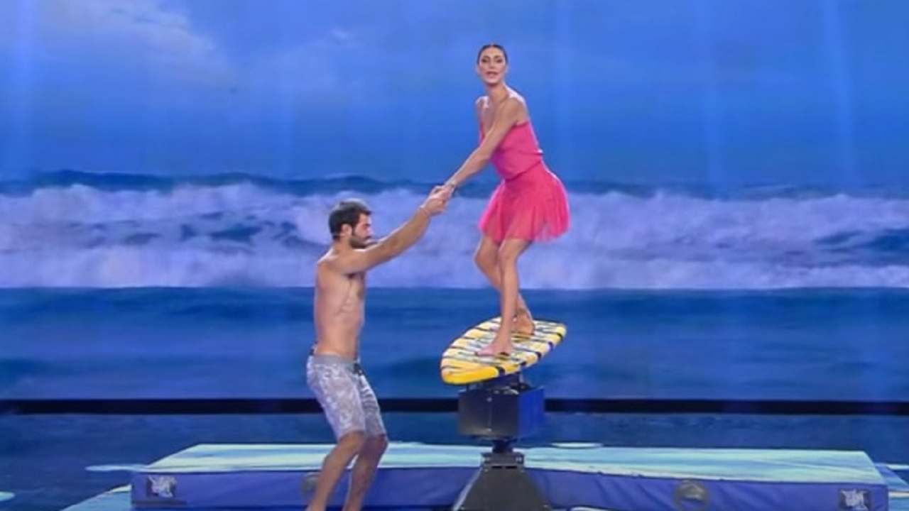 Belen Rodriguez surf