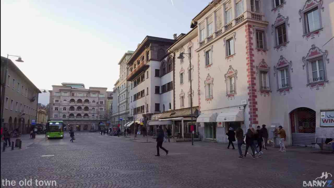 Bolzano, amante in fuga per la città nudo