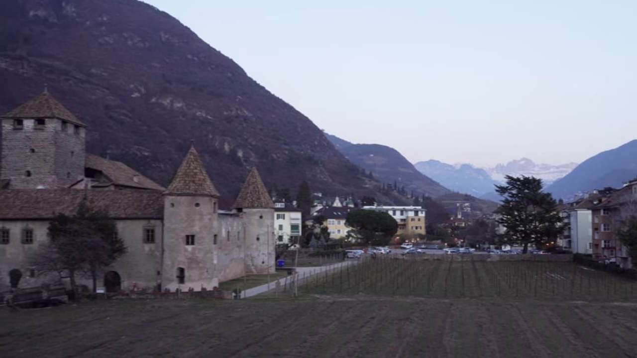 Bolzano, amante in fuga nudo per la città