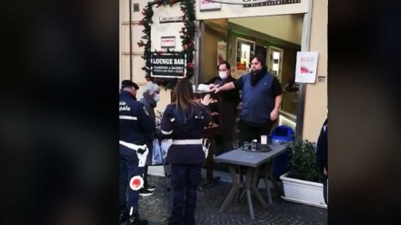 Lite commerciante polizia municipale