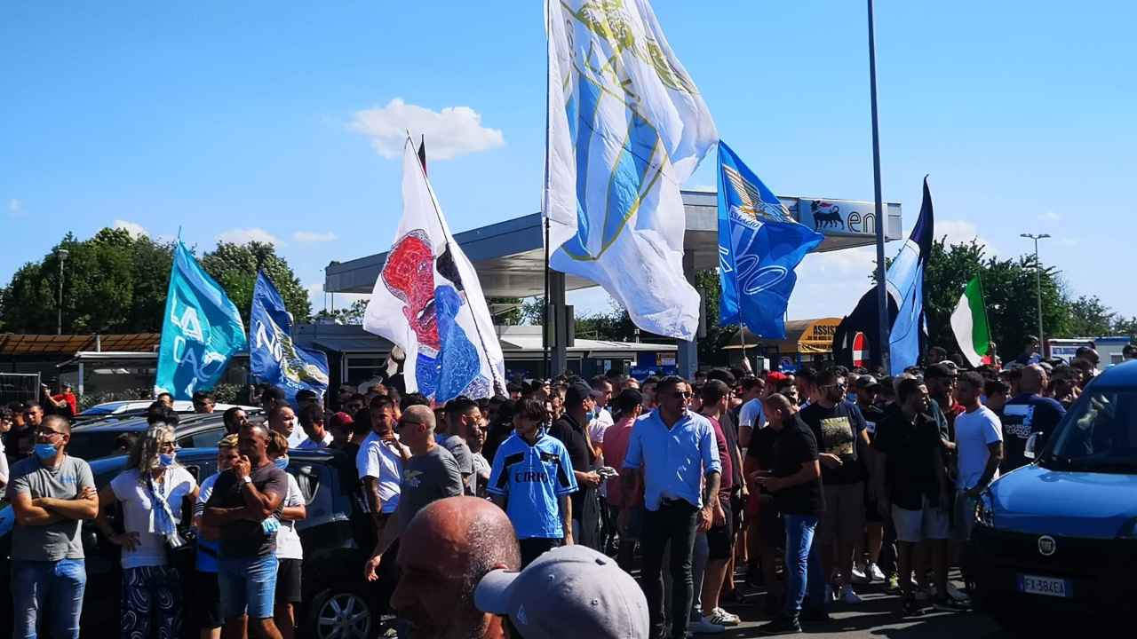 Tifosi della Lazio bandiere