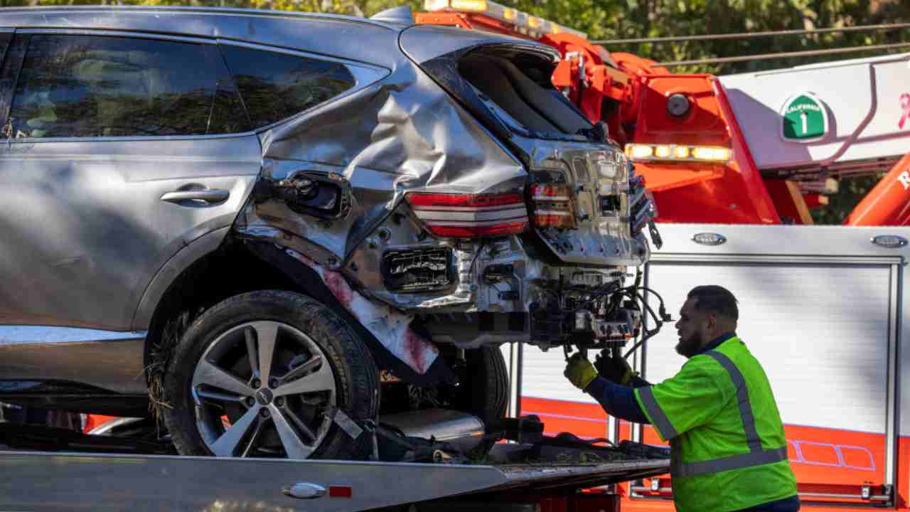 Milano, si ribalta auto dopo incidente 