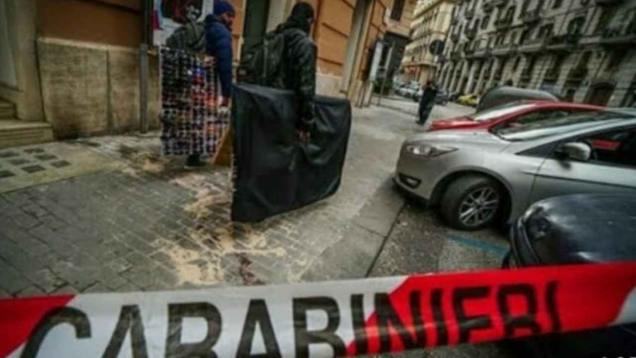 Napoli donna ferita con acido