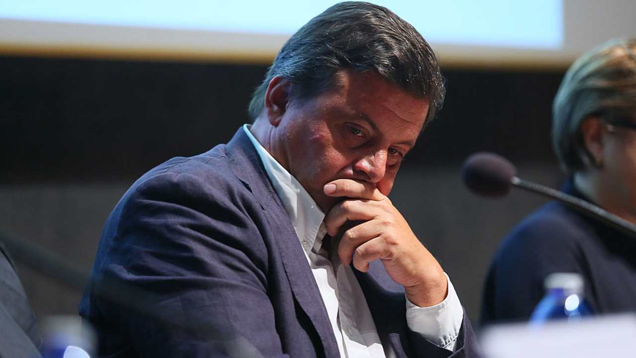 Carlo Calenda annuncia le dimissioni