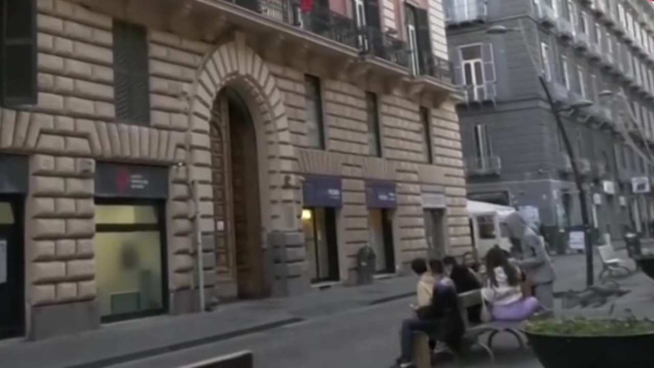 Consiglio Comunale Napoli, rubato albero di Natale