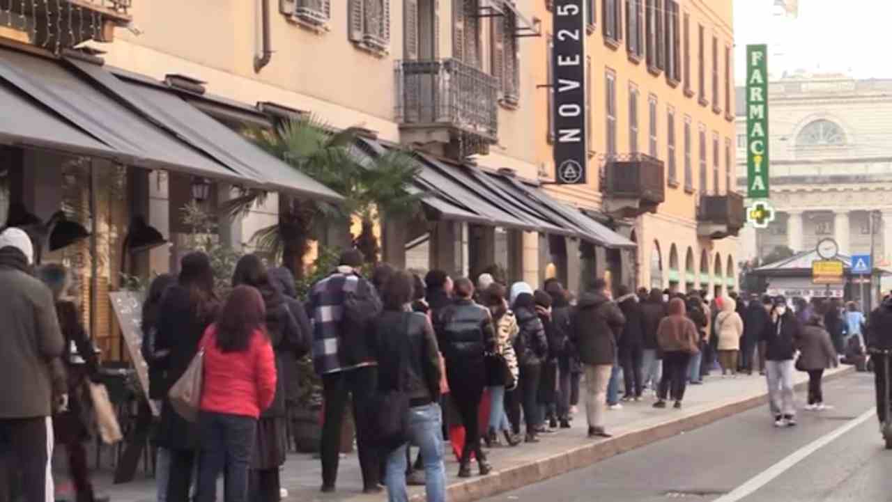 Milano, situazione fuori controllo per un tampone