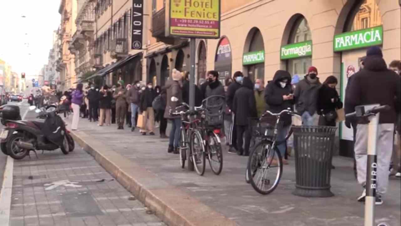 Milano, situazione fuori controllo per un tampone