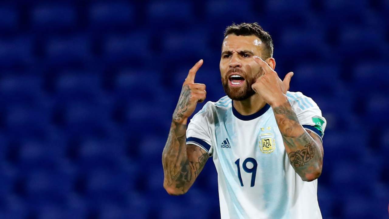 Nicolas Otamendi, brutto fallo dell'argentino