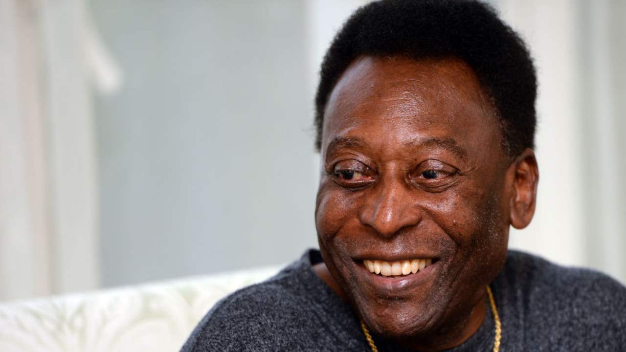 Pelé torna a casa