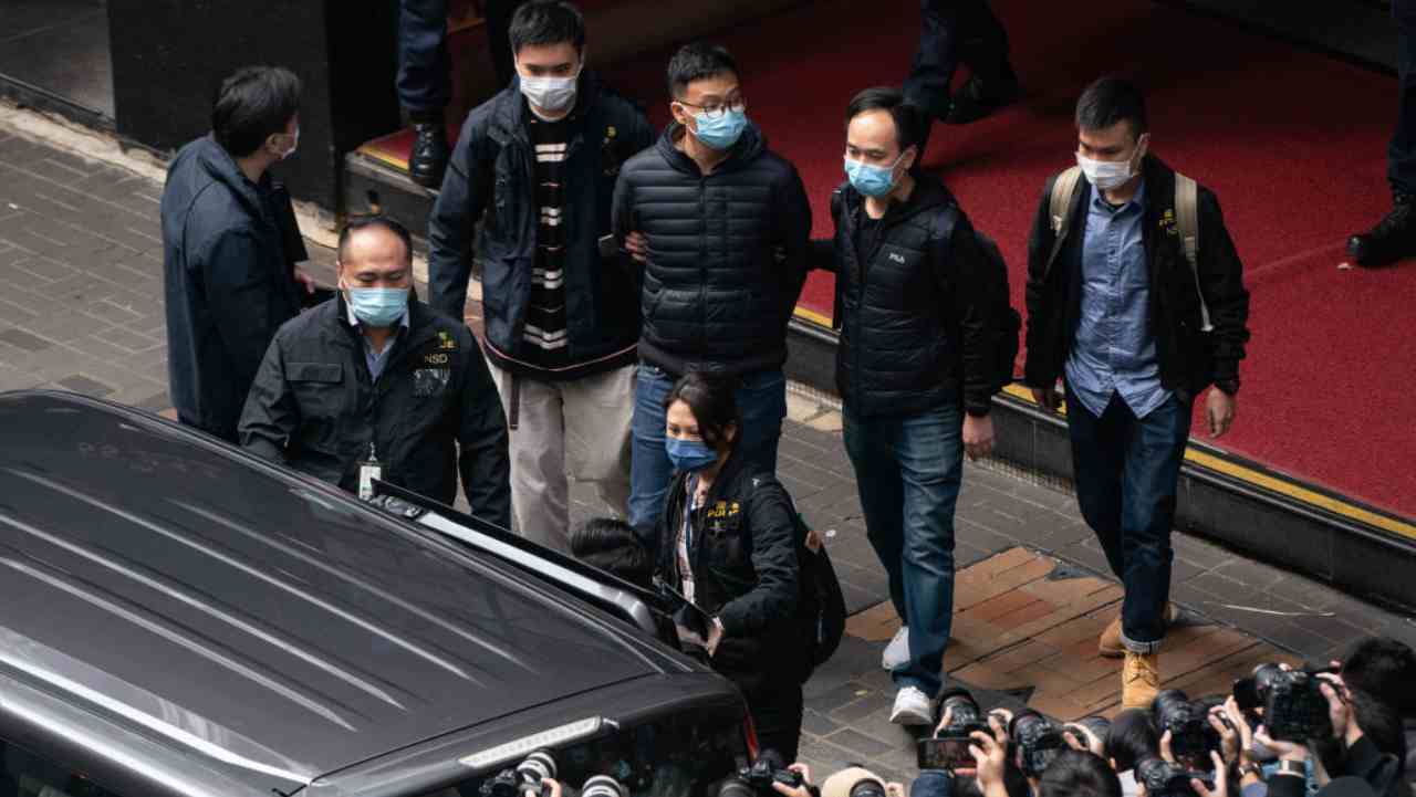 Polizia Hong Kong dopo il blitz