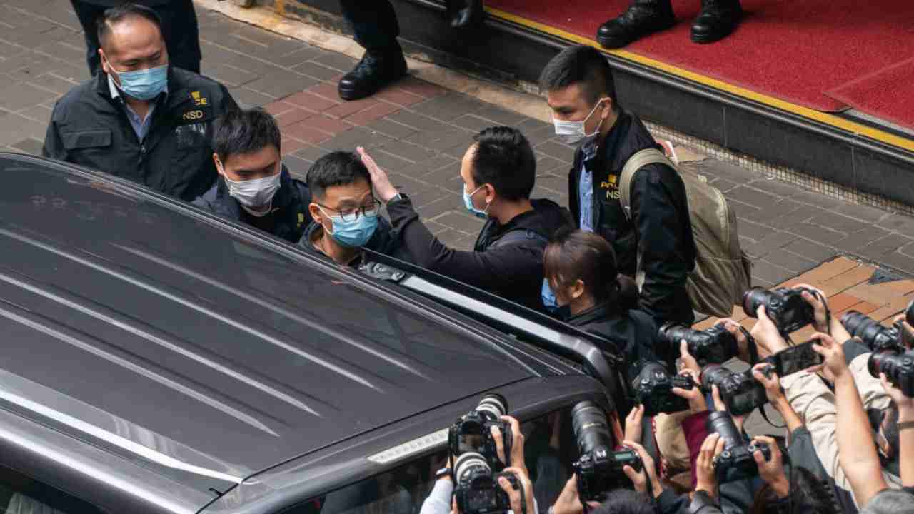 Hong Kong, assalto della polizia