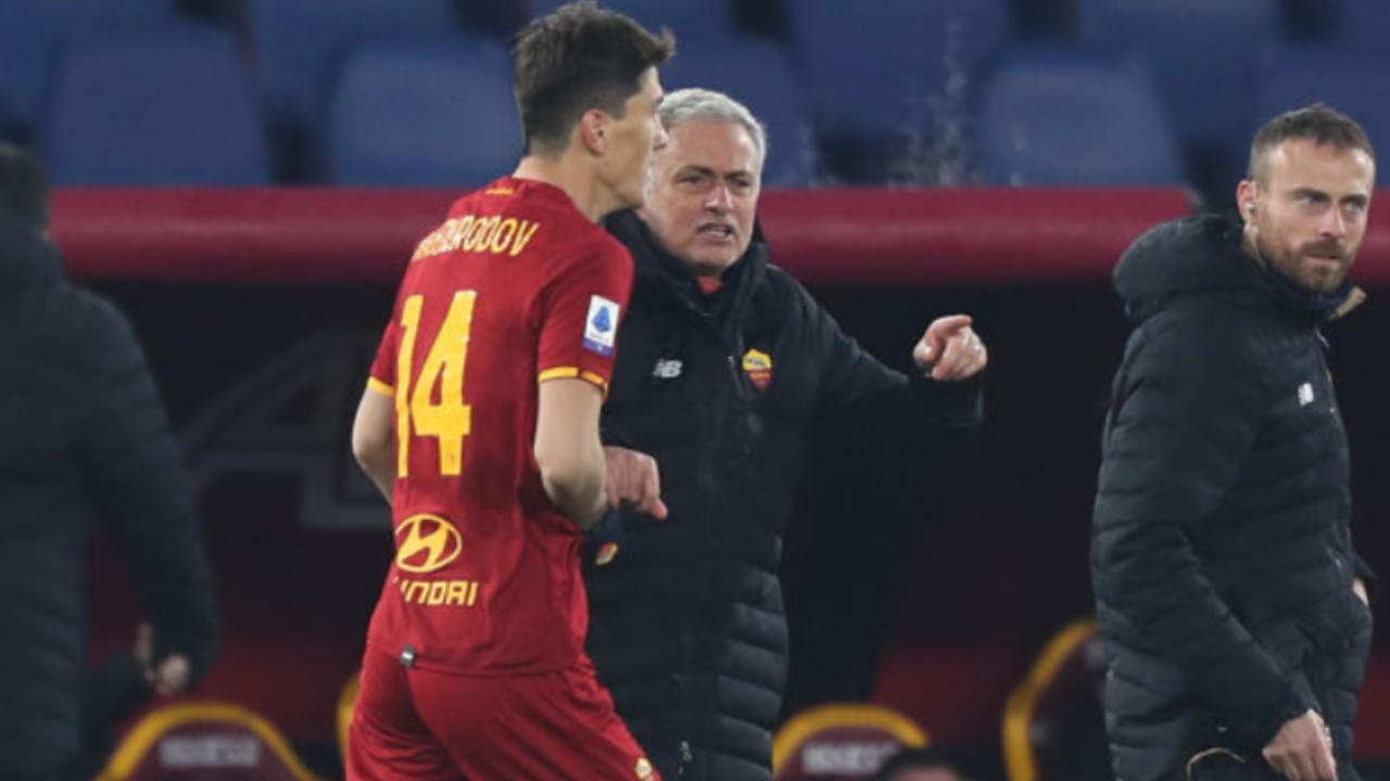 SHomurodov e Mourinho dopo il gol del vantaggio 