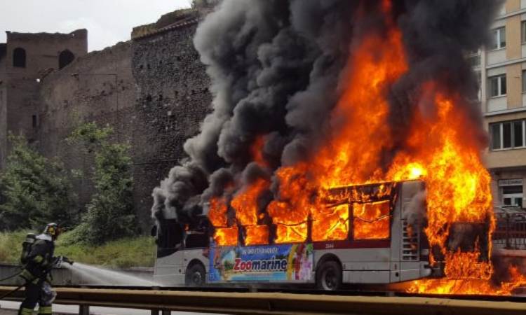 incendio bus fiamme