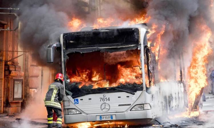 incendio bus fiamme