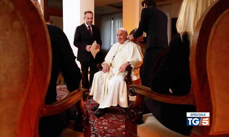 papa francesco seduto intervistato