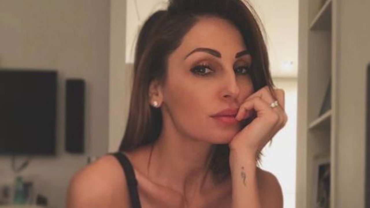 Anna Tatangelo foto scollata