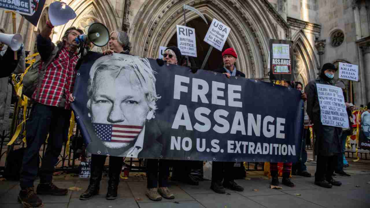 Julian Assange rimane in carcere 