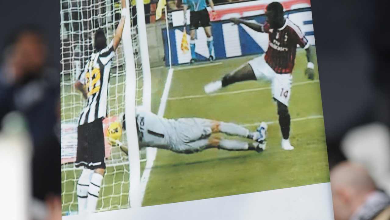 Striscione col gol annullato a Muntari