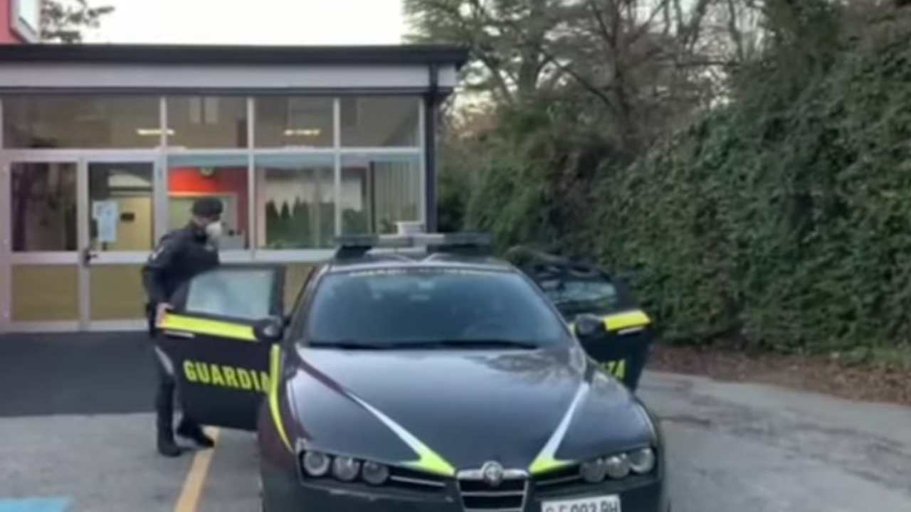 Varese, insegnava con laurea falsa