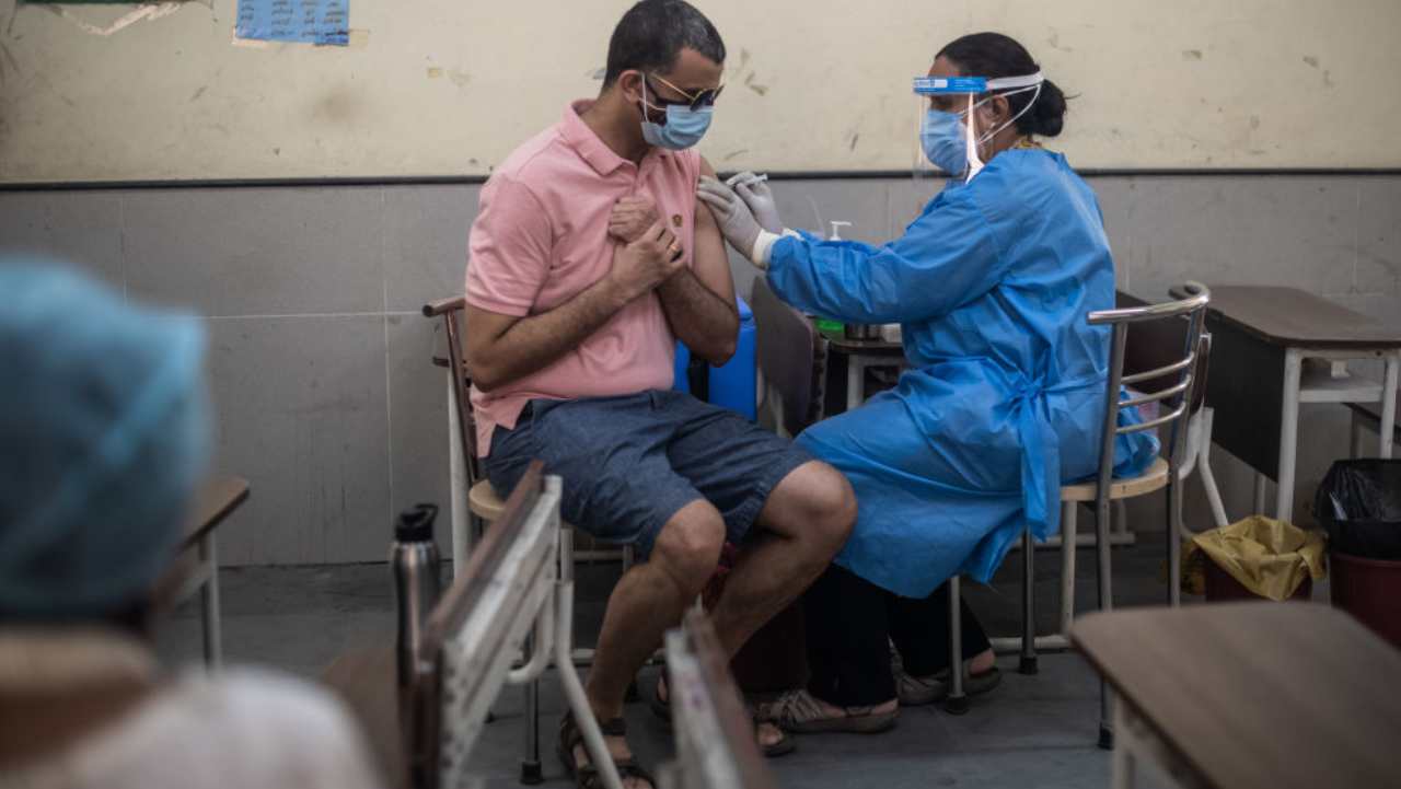 India, fila per sottoporsi al vaccino contro il Covid
