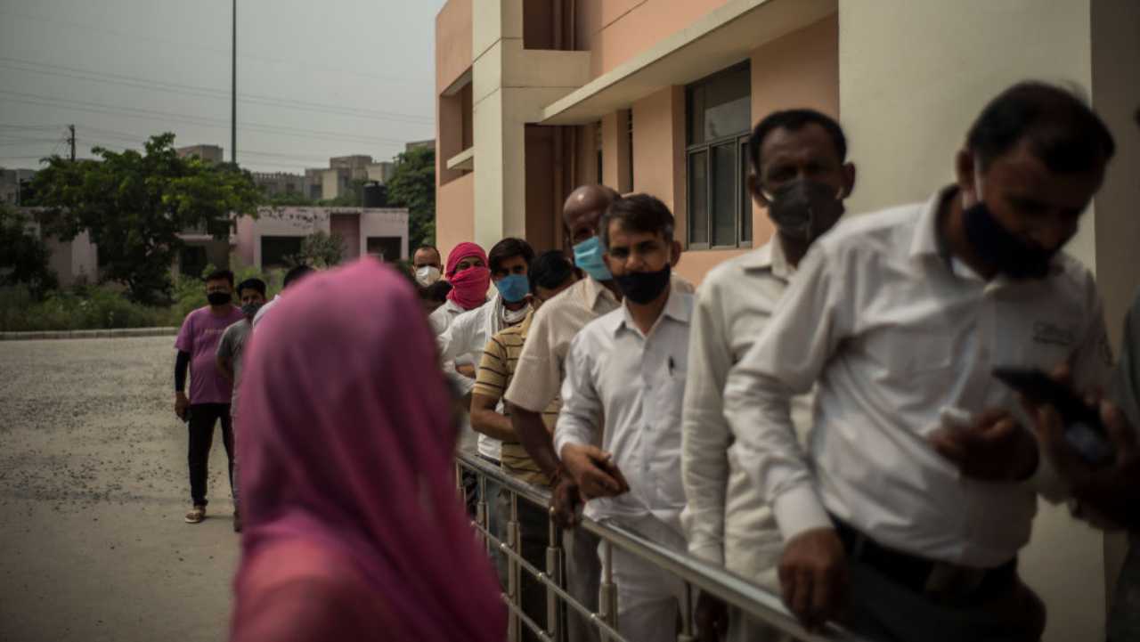 India, fila per sottoporsi al vaccino contro il Covid
