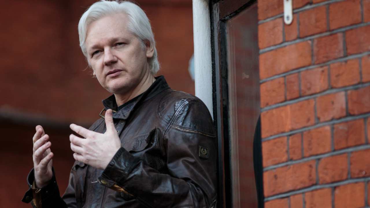 Julian Assange, Jorit gli dedica un dipinto