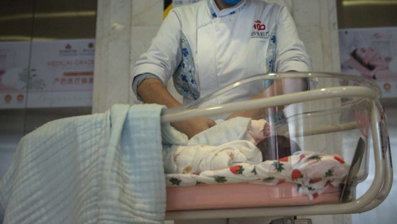 Brescia, consegnano bambina sbagliata ai genitori