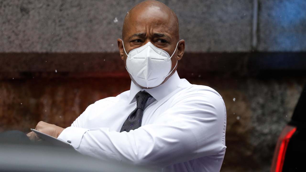 Eric Adams, pessimo esordio come sindaco di New York