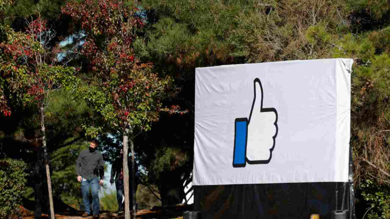 Facebook, crollo per l'impresa di Zuckerberg