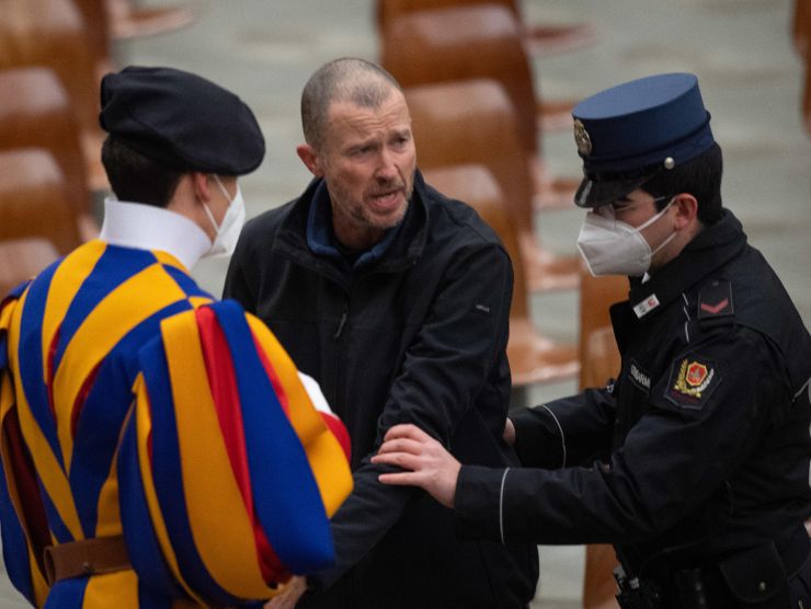 uomo grida vaticano
