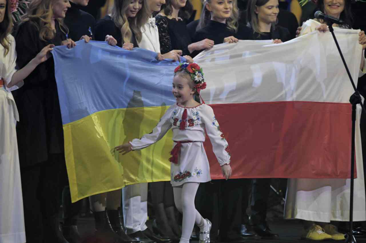 Amelia Anisovych sul palco del concerto benefico in Polonia (FOTO EPA GRZEGORZ MICHALOWSKI)