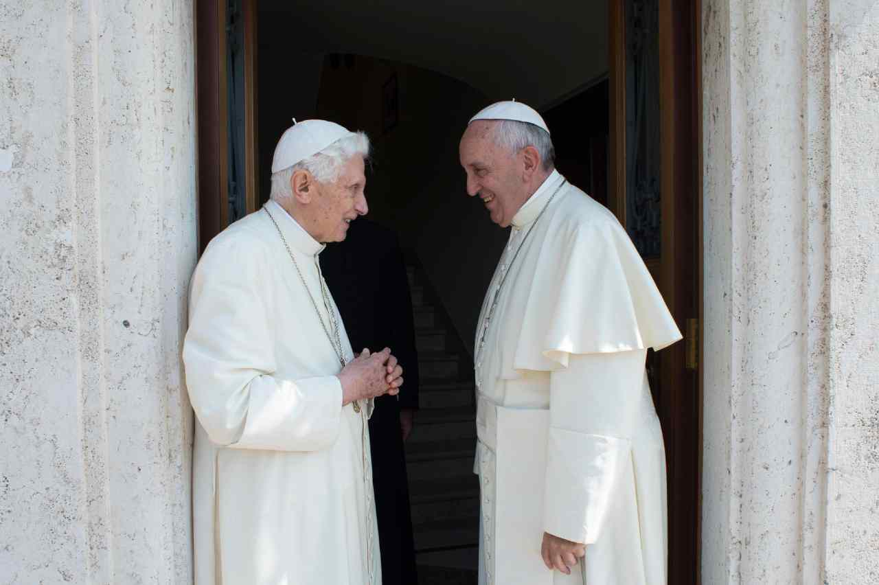 Benedetto XVI e Francesco (FOTO ANSA UFFICIO STAMPA OSSERVATORE ROMANO)