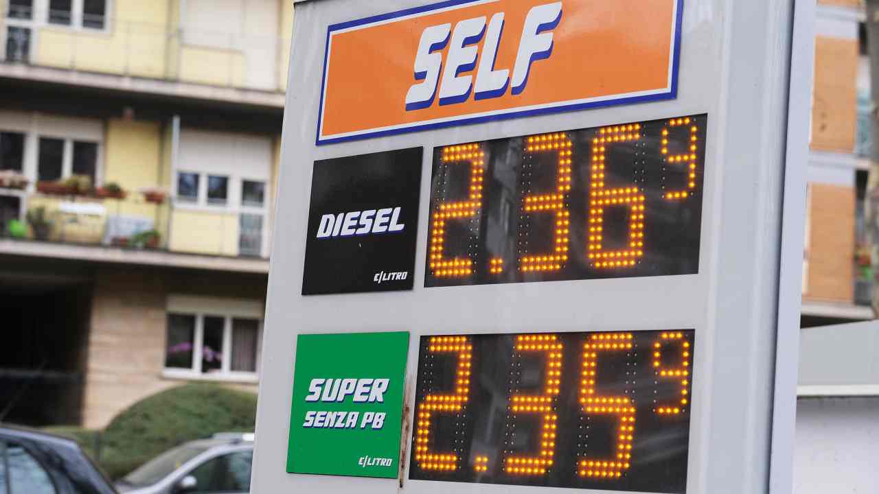 Dopo l'aumento la discesa del prezzo della benzina