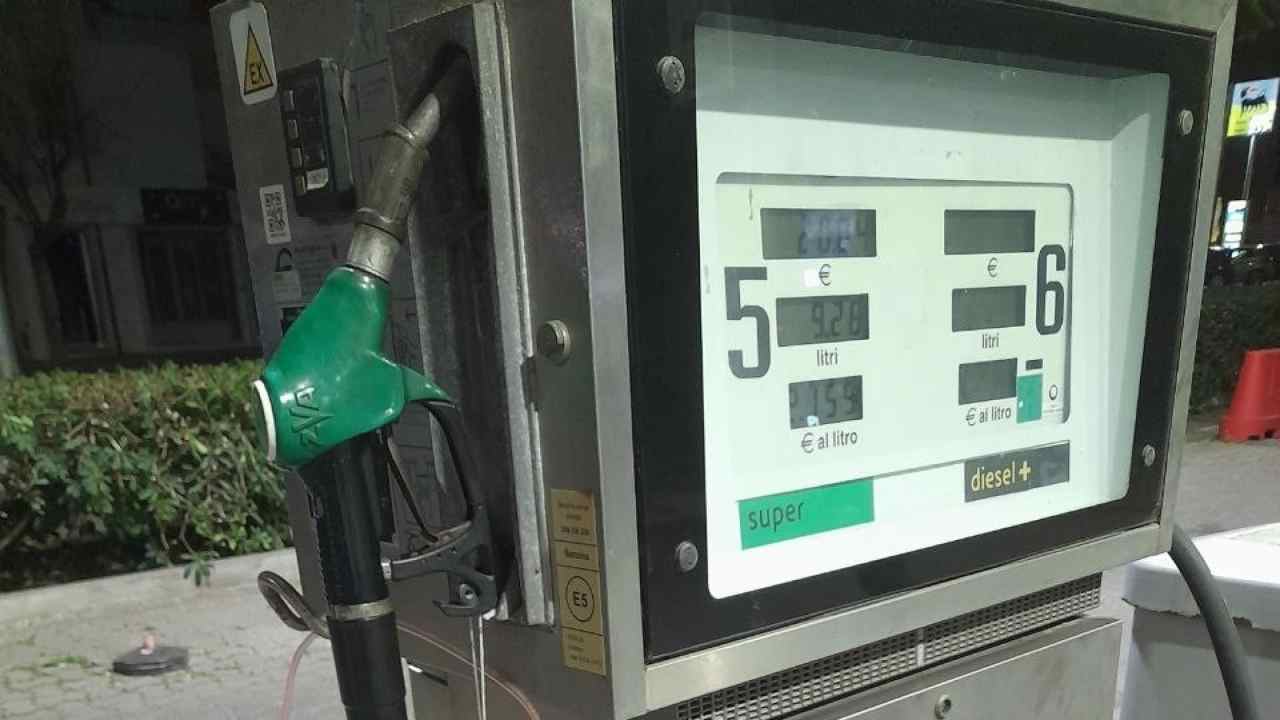 Benzina, ok per il calo dei prezzi del carburante