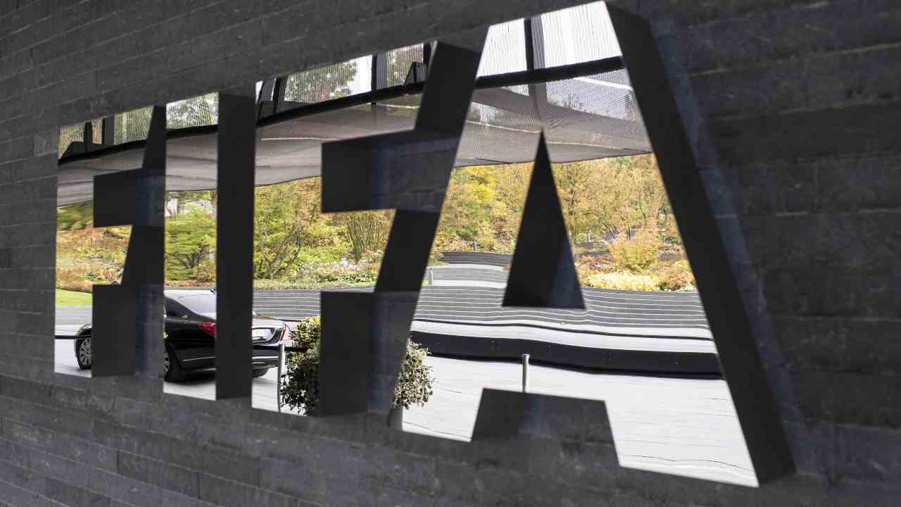FIFA, clamorosa decisione per quanto riguarda il calciomercato
