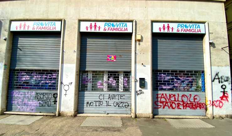Gli atti vandalici contro la sede di Pro Vita a Roma