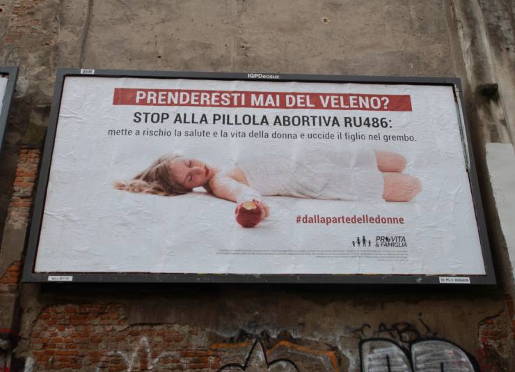 Il manifesto di Pro Vita contro la pillola abortiva Ru486 (ANSA Andrea Fasani)