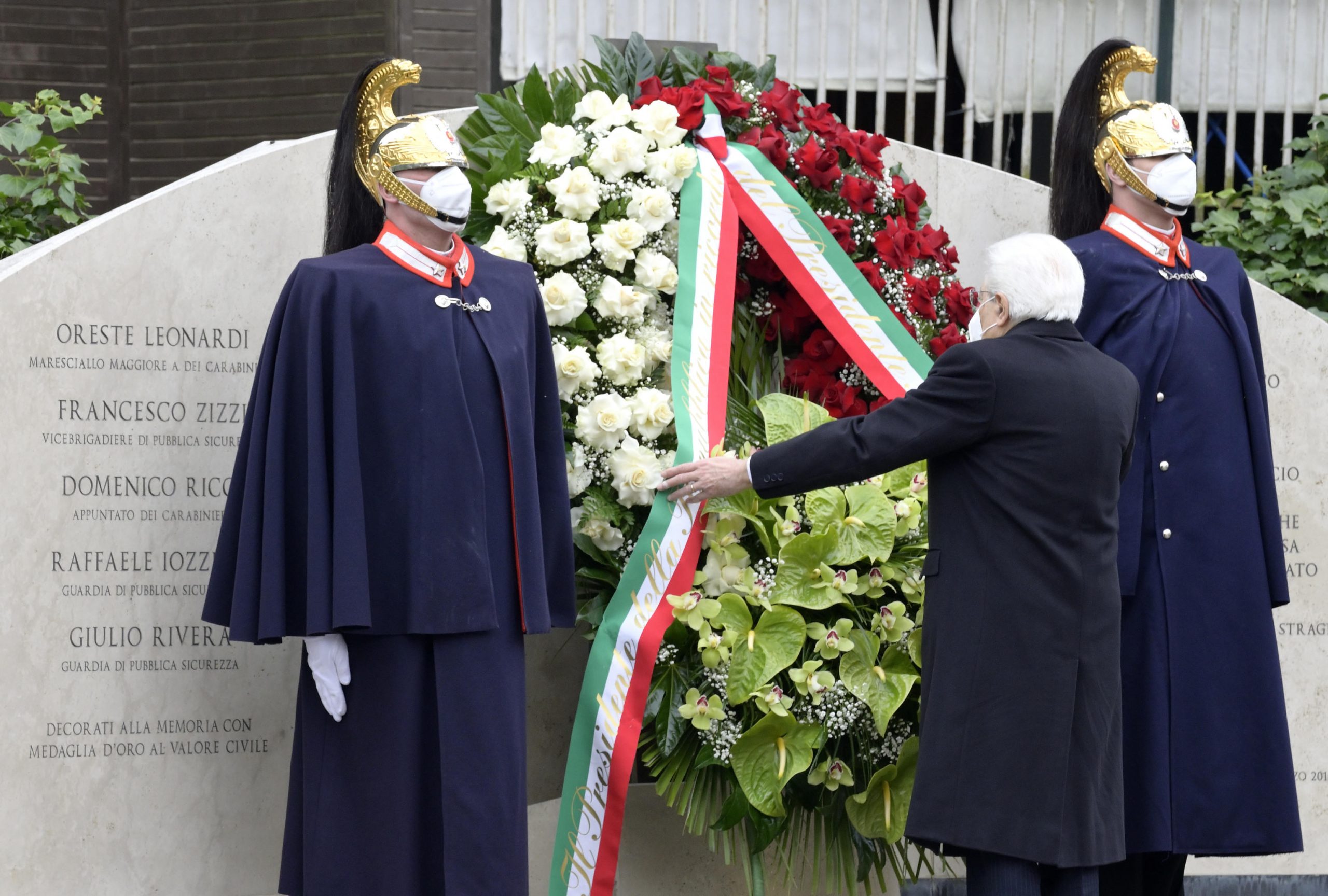 Il presidente della Repubblica, Sergio Mattarella, depone una corona in via Fani a Roma in occasione del rapimento di Aldo Moro e dell'uccisione della sua scorta, 16 marzo 2021. ANSA/CLAUDIO PERI