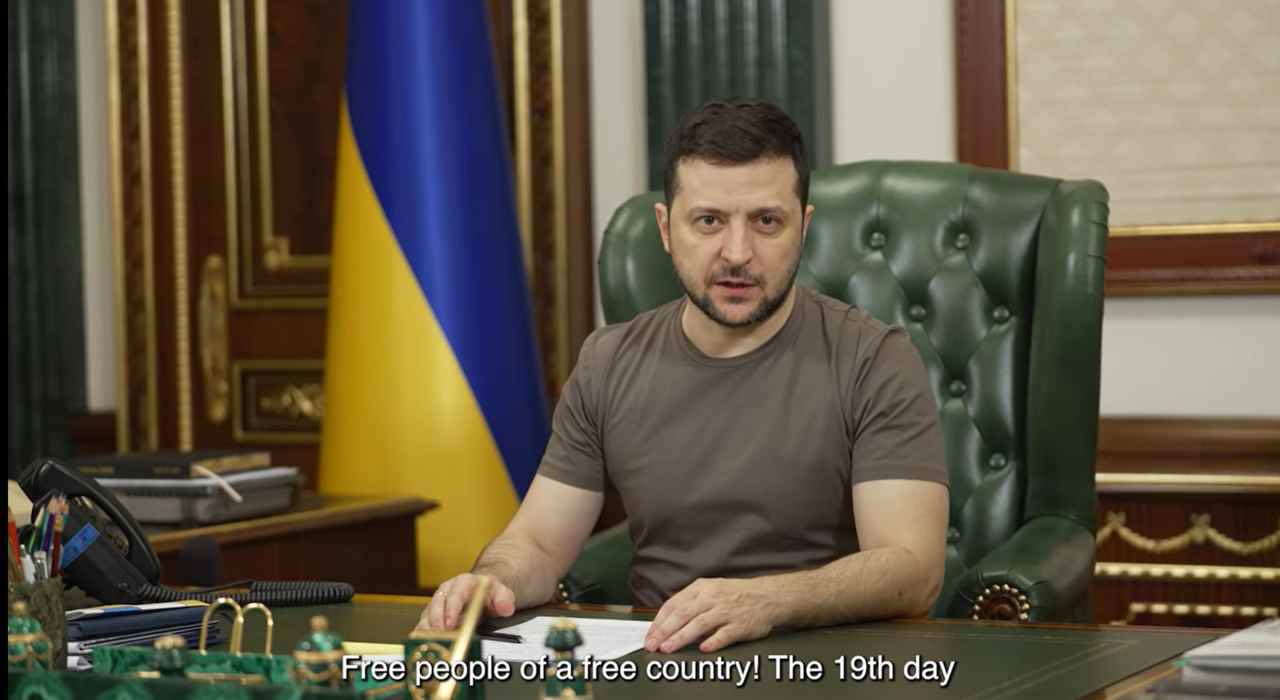 Il presidente ucraino Volodymyr Zelensky in maglietta verde militare (ANSA/TV UCRAINA)
