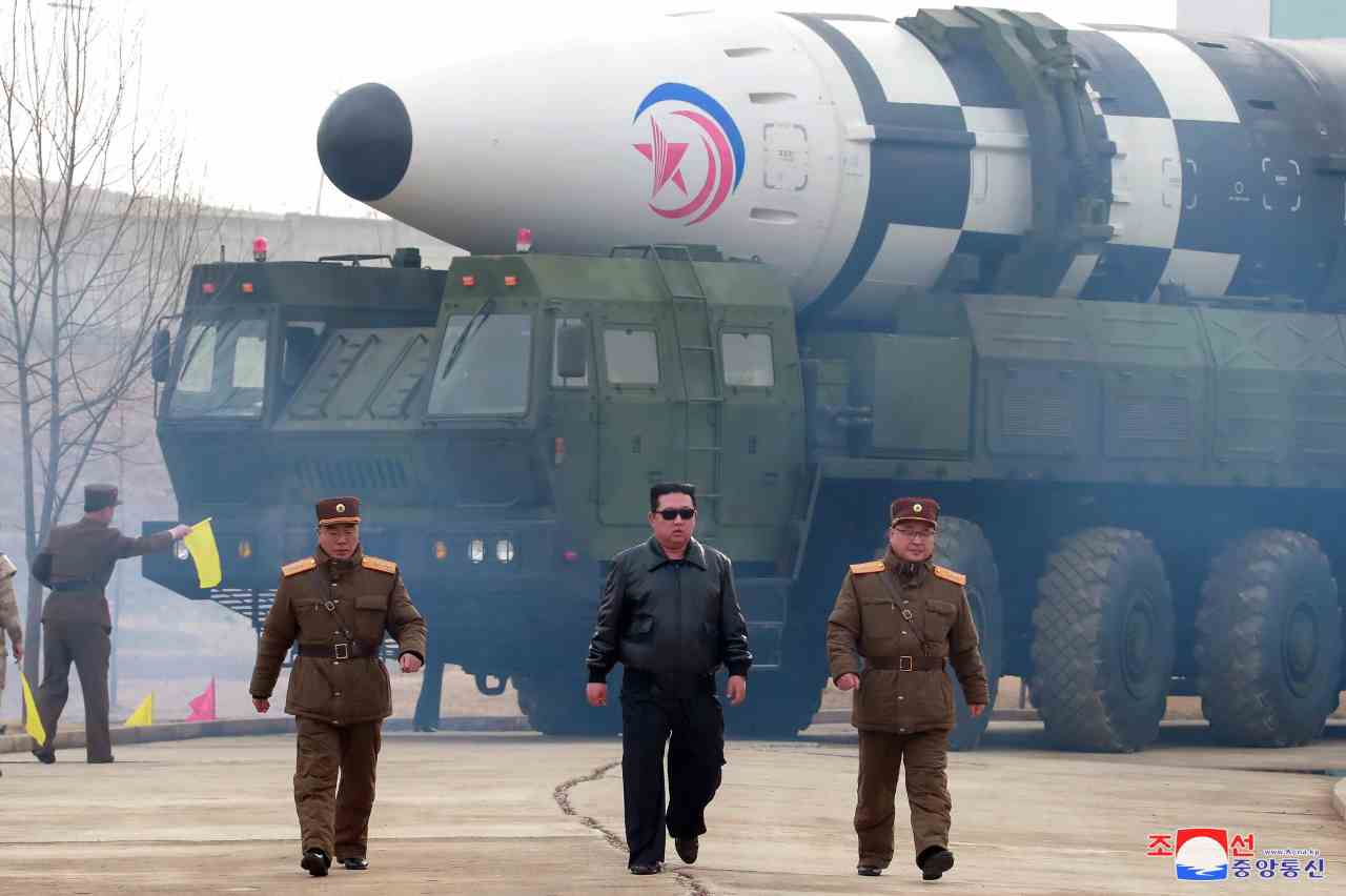 Kim Jong Un lancia il missile intercontinentale Hwasong-17 (FOTO EPA KCNA)