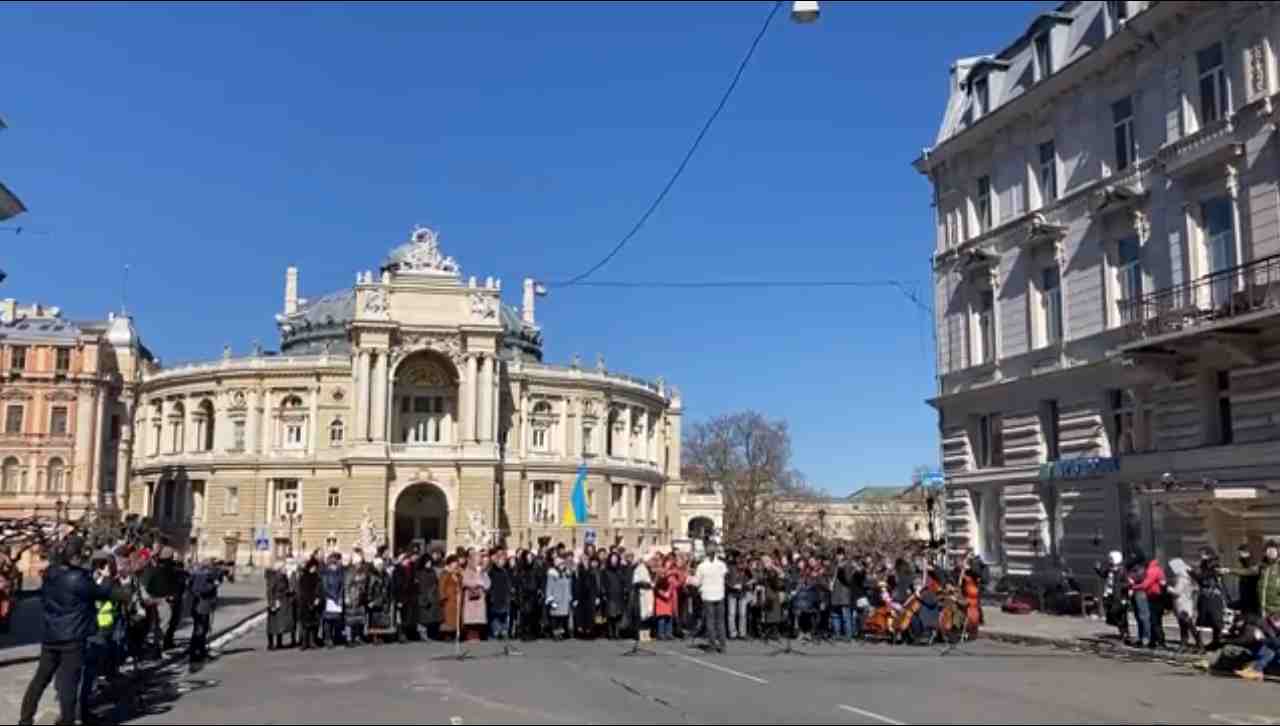 Il coro di Odessa canta il Va' Pensiero