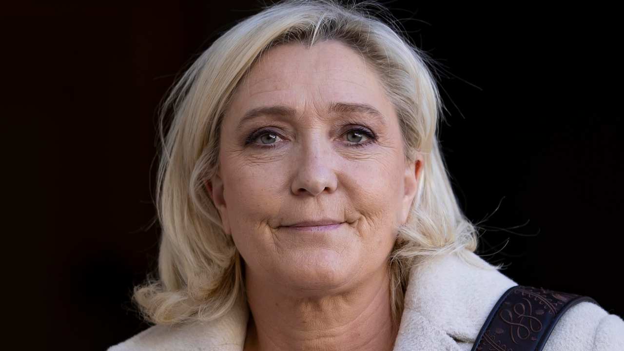 Marine Le Pen, che disastro a pochi giorni dalla campagna elettorale