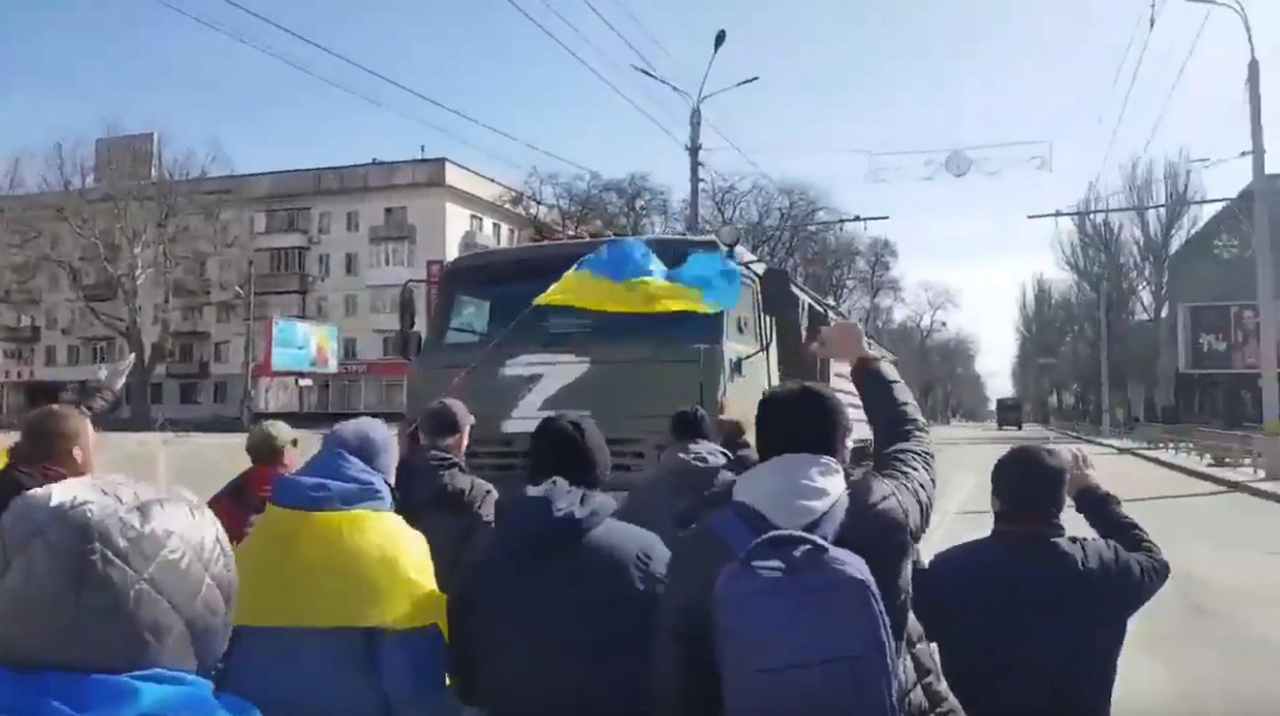 Proteste dei cittadini ucraini a Kherson contro le truppe russe (ANSA UKRINFORM)
