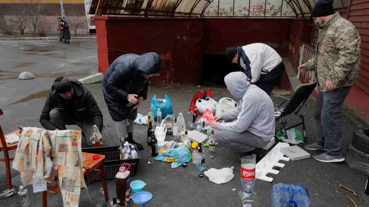 Ucraina, ragazzi imparano ad usare le molotov e i kalashnikov