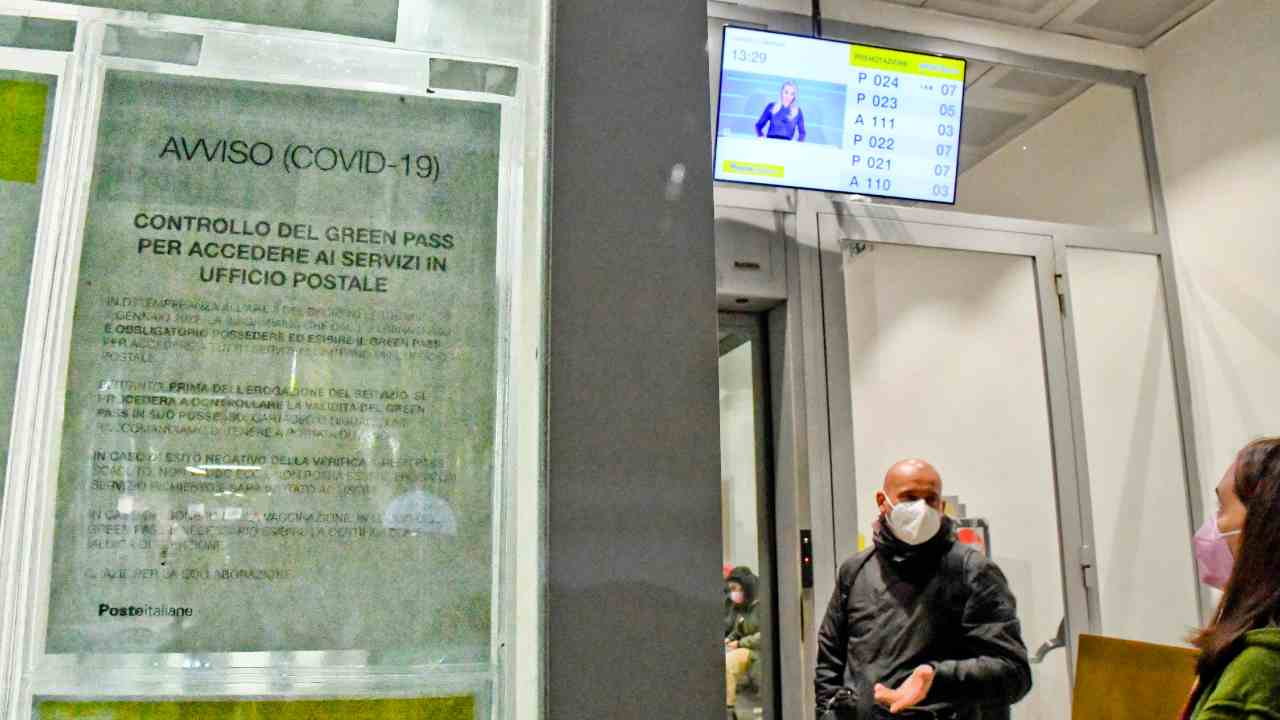 Roma, "finto" dipendente Ama rapina ufficio postale
