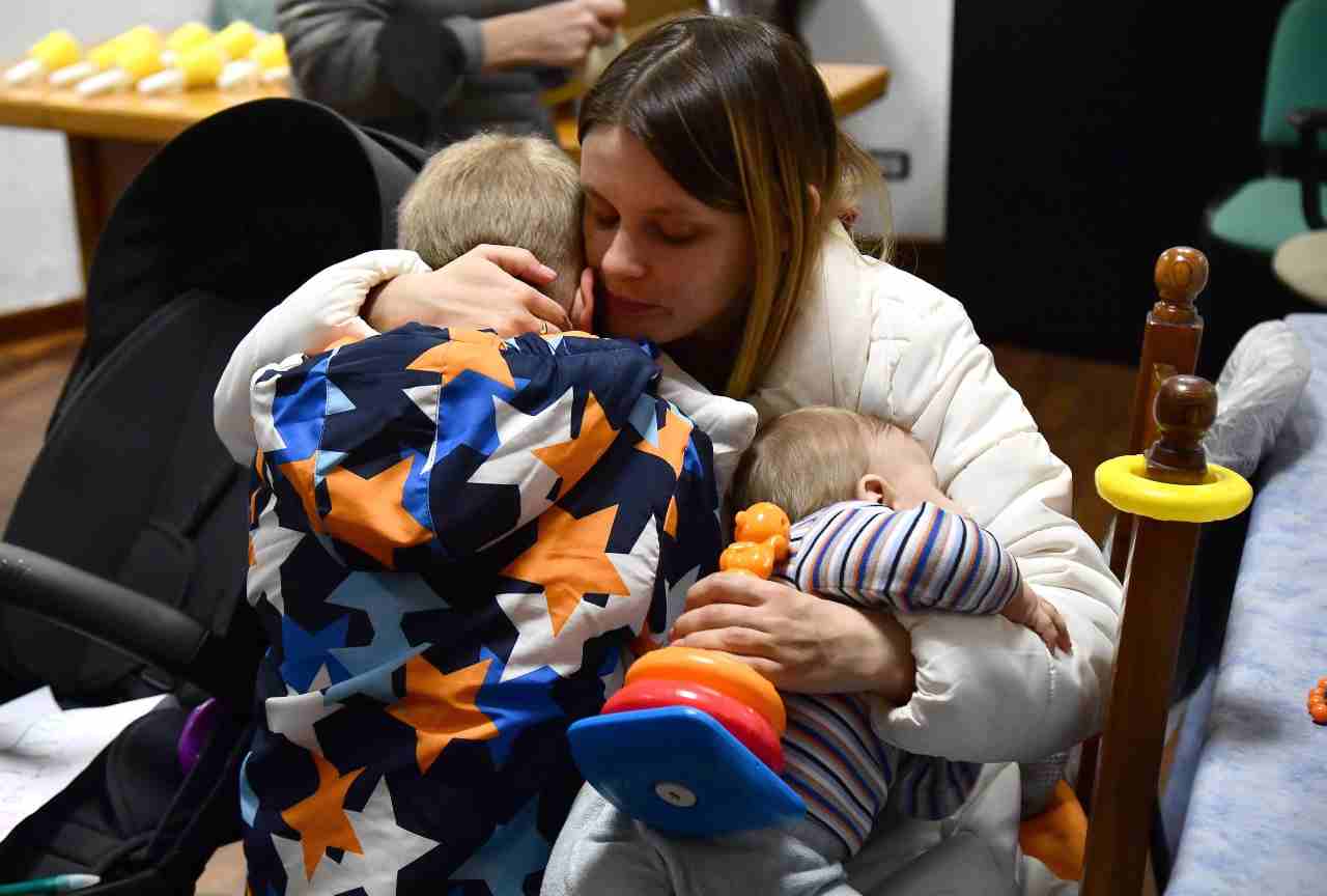 Mamma e bambini ucraini scappati dalla guerra