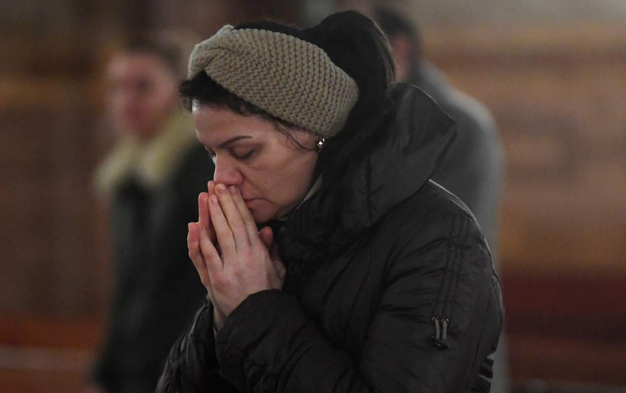 donna preghiera ucraina