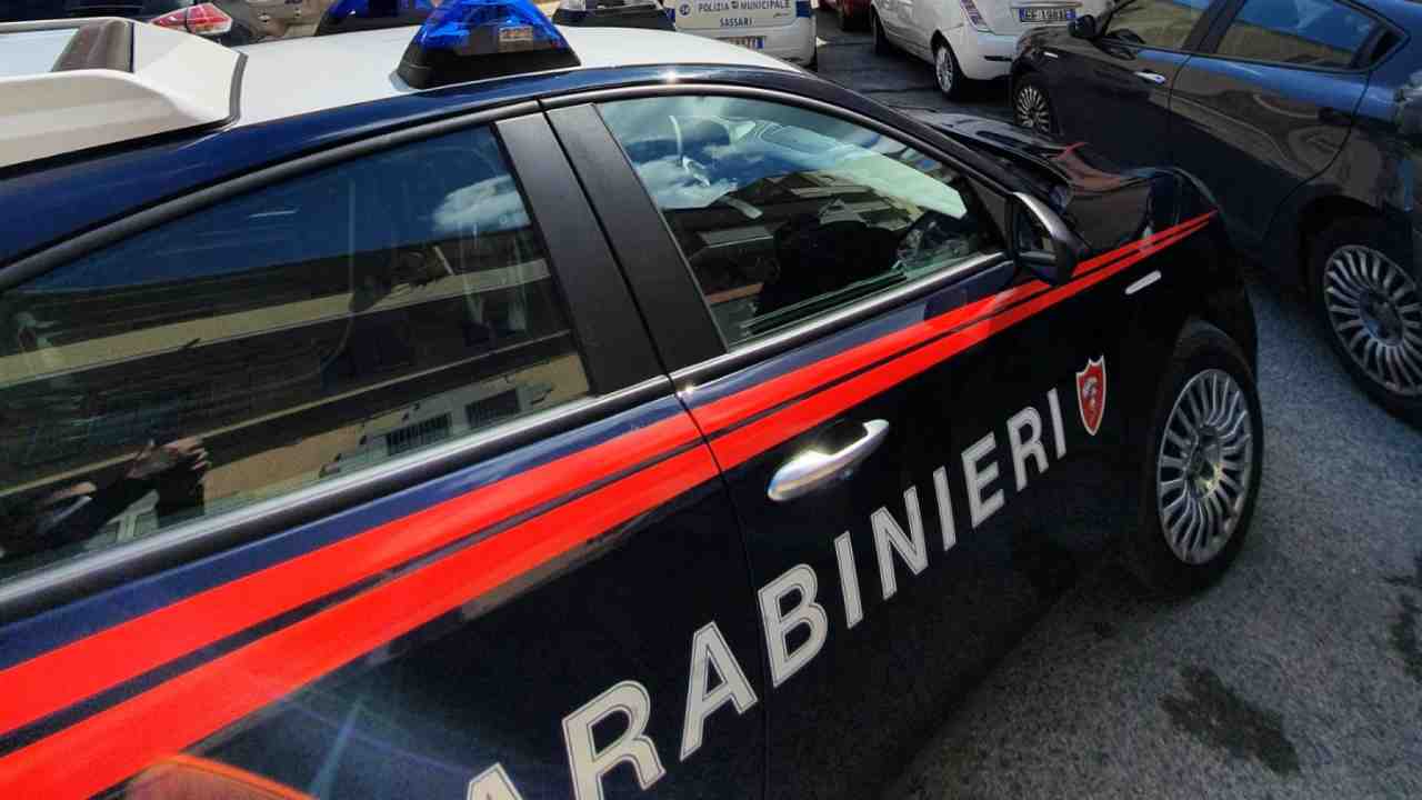 Sassari, aggredisce genitori anziani