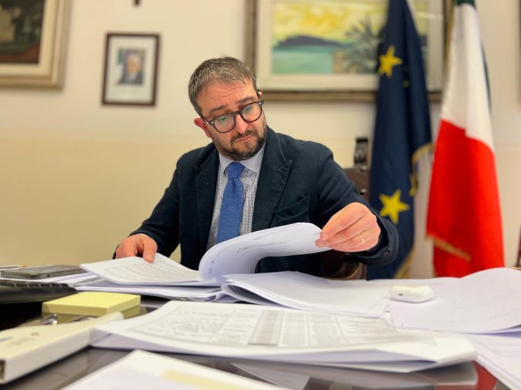 Il sindaco dell'Aquila Pierluigi Biondi al lavoro in Comune (Foto Facebook Pierluigi Biondi)